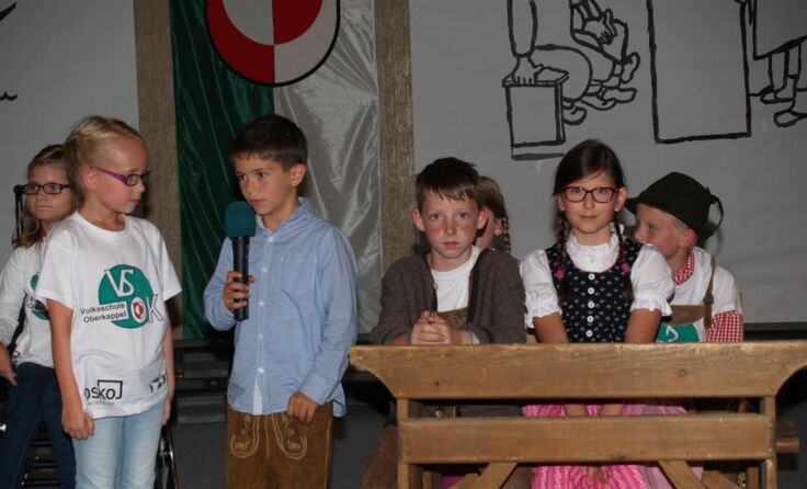 Die Volksschüler erinnerten beim 50-Jahr-Fest an frühere Zeiten.