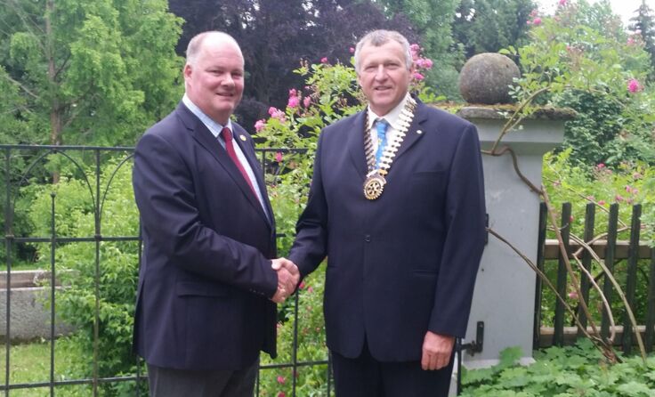 Erwin Huber (r.) übergab die Rotary-Präsidentschaft an Dominik Revertera.