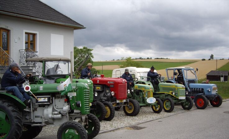 Mit ihren Oldtimer-Traktoren will die Truppe ganz Österreich durchqueren.