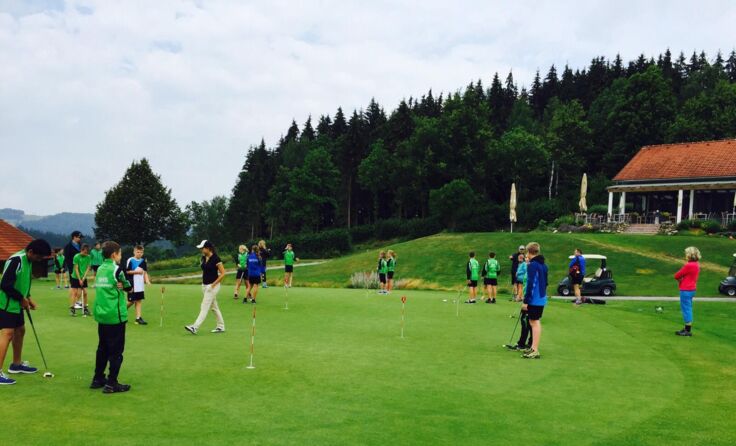Über 200 Schüler lernten im Golfpark Böhmerwald die Sportart kennen. Foto: Golfpark Böhmerwald