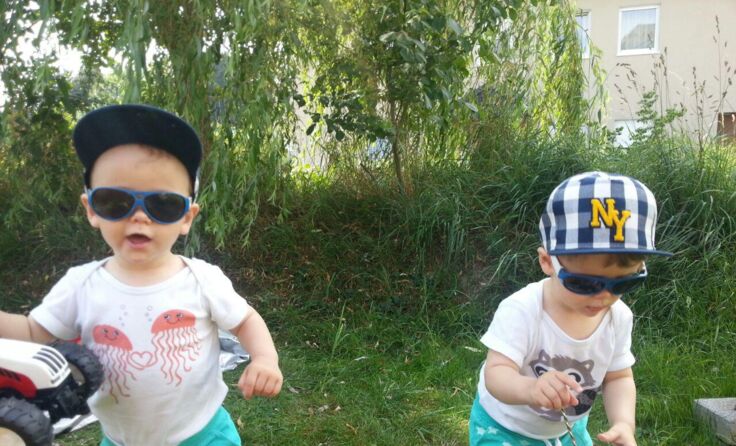 Zwillinge (wie am Bild Fabian und Matteo) stellen ihre Eltern vor eine besondere Herausforderung.