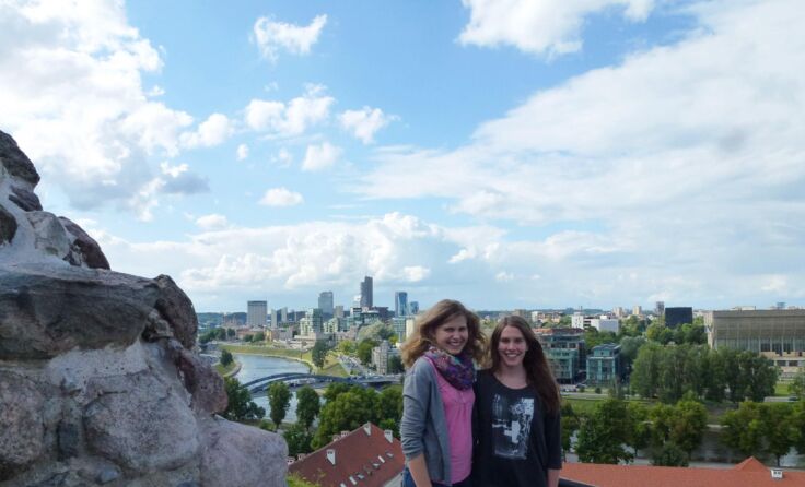 Lena Wöß mit ihrer Gastschwester in Vilnius.