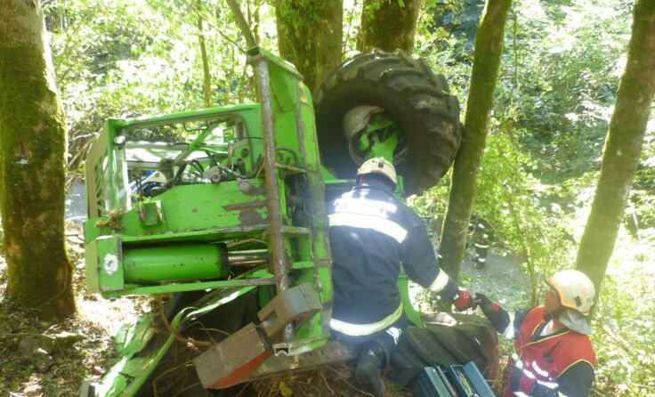 FF-Kameraden bargen den Radlader aus dem steilen, unwegsamen Gelände. Foto: FF Kleinzell