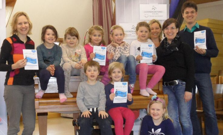 Bei der Musikoase der Jugendkantorei Schlägl musizieren Kinder mit älteren Menschen.