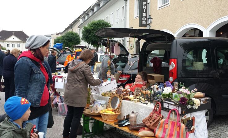 Am Marktplatz von Neufelden wird vom Kofferraum heraus verkauft.