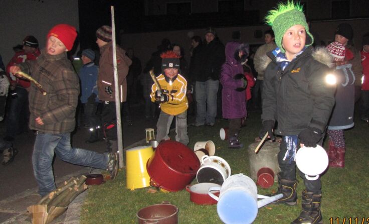 Mit alten Häfen und ausgehöhlten Rüben ziehen die Kinder laut lärmend durch den Ort. 