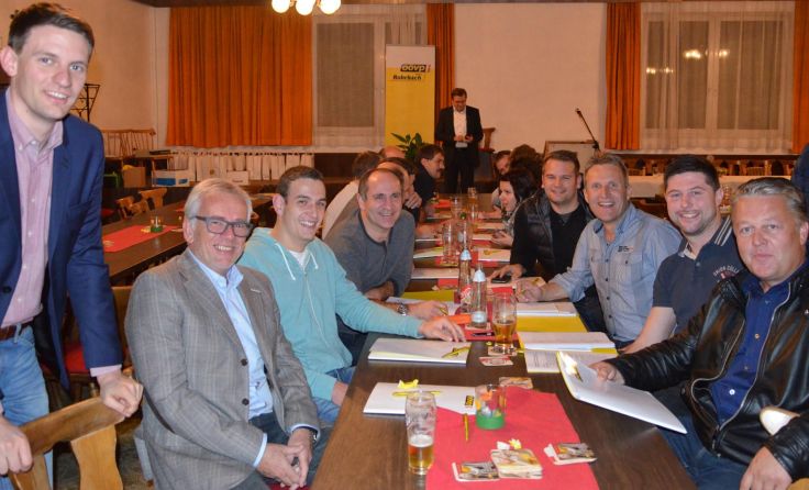 Bernhard Kastner und Alfred Watzinger mit einigen der neuen Gemeinderäte Foto: OÖVP