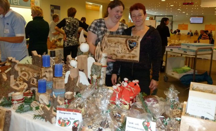 Kreative Handarbeiten gibt es beim Adventmarkt des LKH-Betriebsrates zu erstehen.