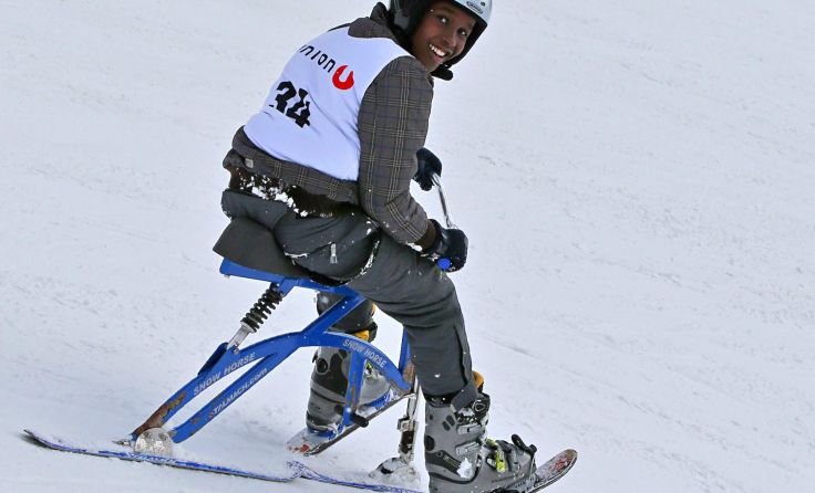 Mit dem Skibob die Piste runter. Foto: PHOTO PLOHE