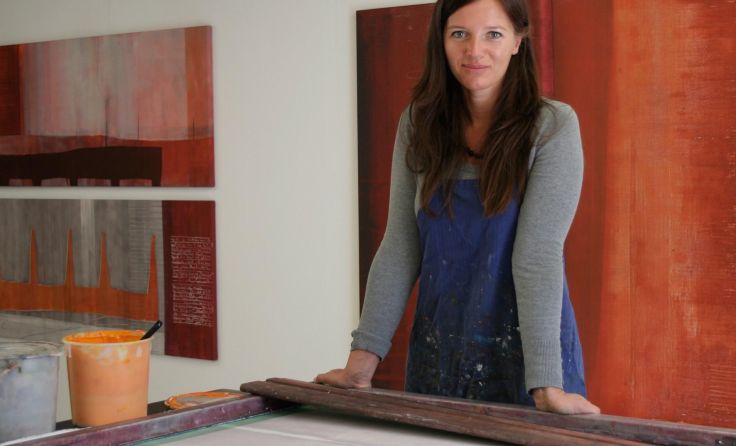 Ingrid Tragler bewegt sich mit ihren Arbeiten zwischen Malerei und Drucktechnik.