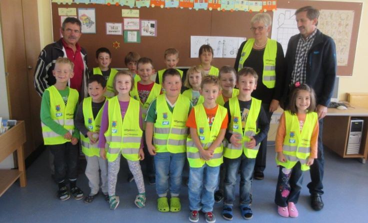 So wie viele Kinder haben auch die Volksschüler aus Neustift zum Schulbeginn Warnwesten bekommen.