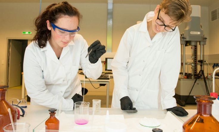 Helene Radinger (l.) entdeckte die Welt der Wissenschaft und Forschung.