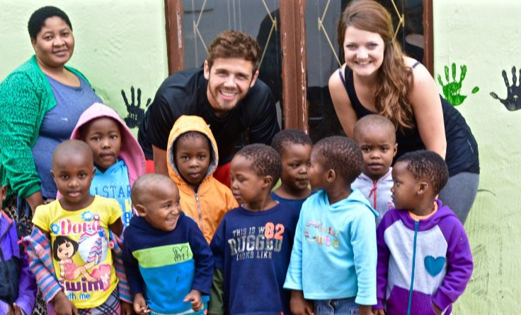 Philipp Grill und Elisabeth Luger besuchten die Waisenkinder in der Tagesheimstätte in Südafrika.
