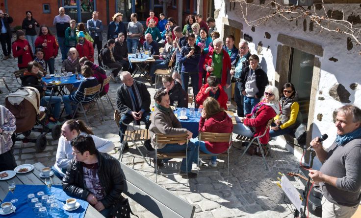 Viele Gäste feierten die Eröffnung des neuen Hofcafés mit. Foto: JTI Austria GmbH