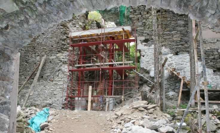 Blick vom Torhaus auf die große Bresche in der Hauptburgfront. Foto: Koopmann