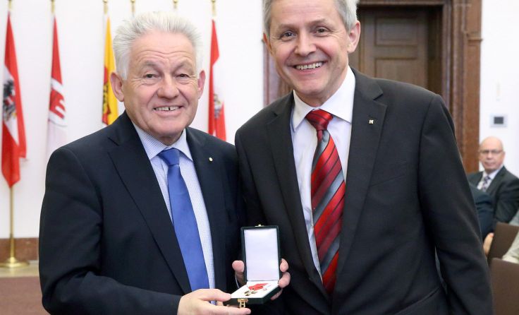 LH Josef Pühringer verlieh Gold an Kaufmann Johannes Jetschgo. Foto: Land OÖ/Kauder