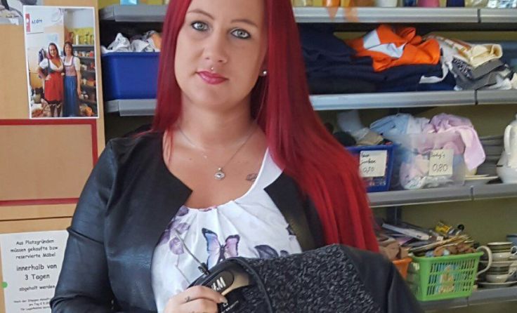 Melanie Leitner gefällt ihre vielfältige Arbeit im Volkshilfe Shop Rohrbach. Foto: Volkshilfe