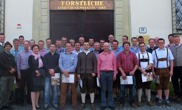 28 Forstfacharbeiter haben ihre zweijährige Ausbildung mit Erfolg abgeschlossen. 