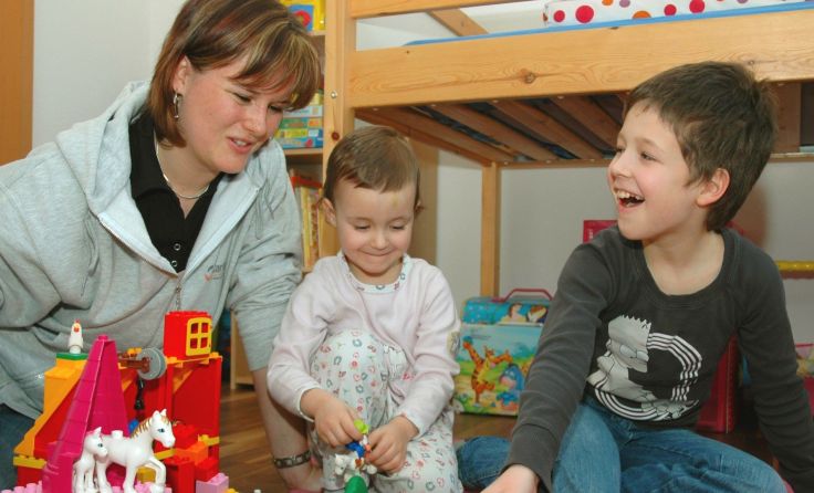 Die Familienhelferin kümmert sich in erster Linie um die Bedürfnisse der Kinder. Foto: Caritas