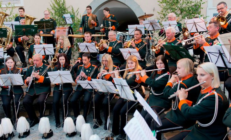 Die Musikkapelle Haslach startet mit dem Platzkonzert ins Jubiläumswochenende. 
