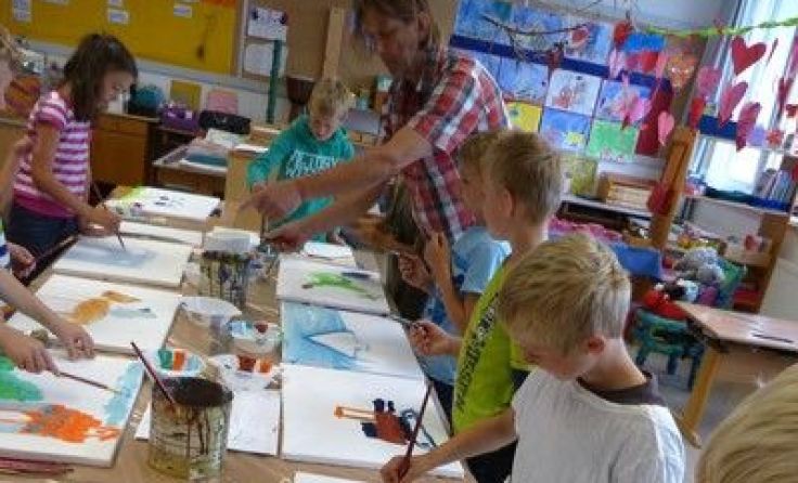 Wolf Ruprecht und Volksschüler aus Altenfelden schaffen Kunst.