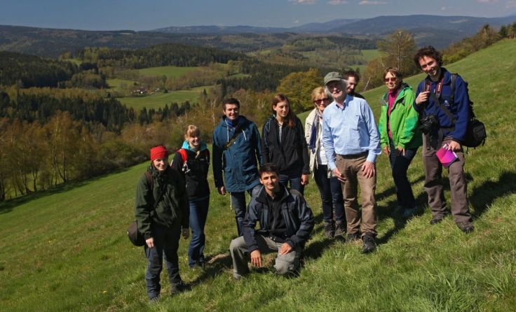 Das Team der Haslacher Naturschutzjugend schaute sich Orchideen-Wiesen im Böhmerwald an. 