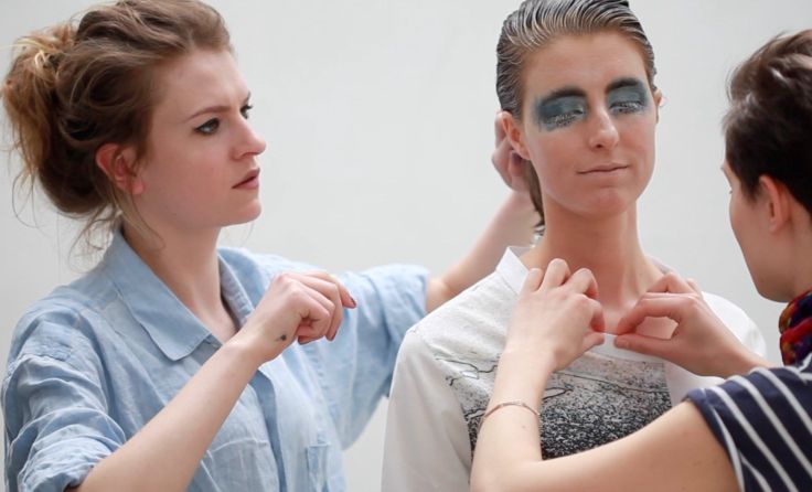 Hanna Stantejsky (l.) bei der Arbeit: Die Visagistin hat mit ihrem Video die Jury überzeugt. 