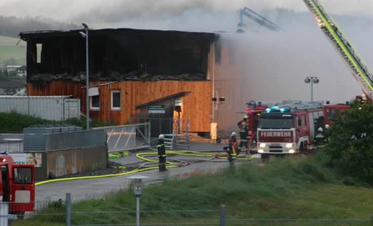 Das Asylhaus wurde ein Raub der Flammen. Foto: Gahleitner