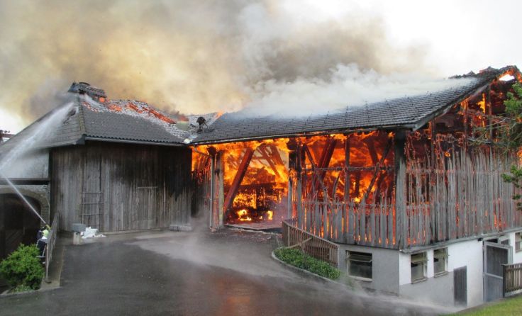 Das Wirtschaftsgebäude wurde ein Raub der Flammen. Foto: Thomas Neumüller/FF Pfarrkirchen