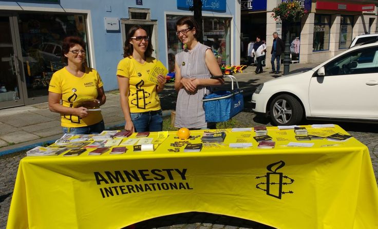 Die Rohrbacher ai-Gruppe suchte am Samstag Vormittag das Gespräch mit den Wochenmarkt-Besuchern.