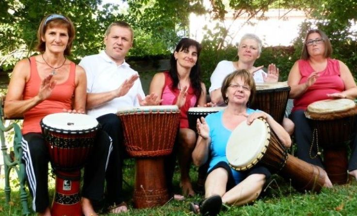 Josef Dirhammer zeigt, wie man beim Trommeln Spannungen abbauen kann. Foto: Stift Schlägl