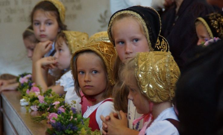 Auch die Goldhaubenmädchen feierten das 40-jährige Bestehen des Vereins mit.