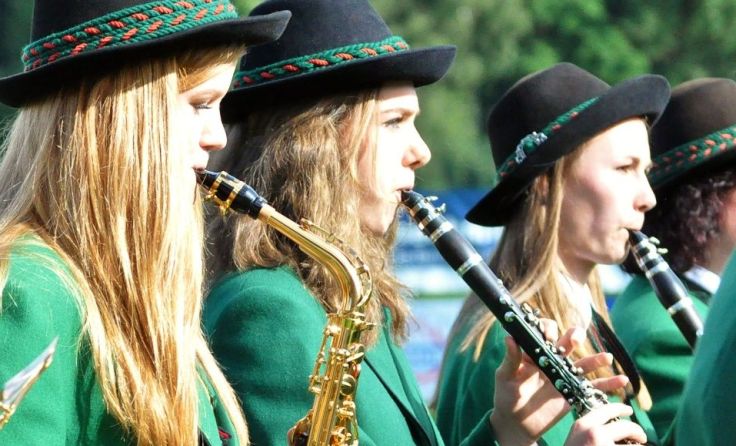 Rohrbachs Blasmusiker spielen beim Wochenmarkt auf. Foto: OÖBV/Bauer