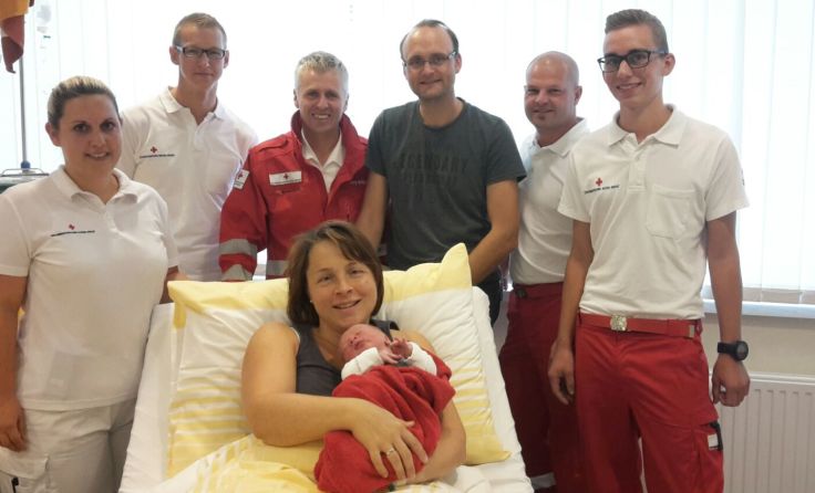 Daniela Zauner mit ihrem kleinen David und den Geburtshelfern. Foto: Rotes Kreuz