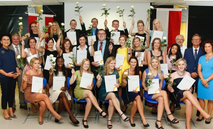Die fröhliche Diplomanden-Schar der GuKPS Rohrbach mit ihren Gratulanten Foto: gespag