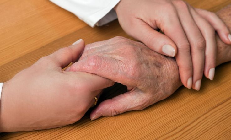 Wer Angehörige pflegt, sollte sich auch selbst Hilfe und Unterstützung holen. Foto: Wodicka