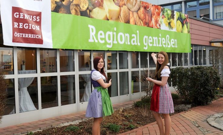 Schüler laden gemeinsam mit den Produzenten ein, regionale Produkte kennenzulernen und zu kosten. 