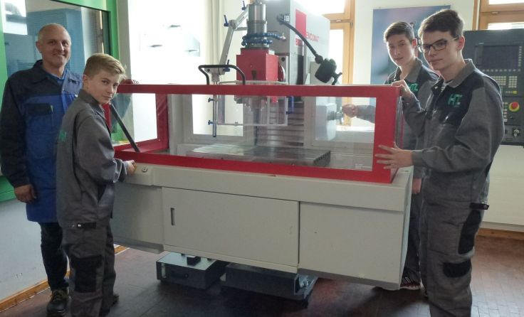 Werkstättenlehrer Johann Keplinger und HTL-Schüler stellten die neue Maschine auf.
