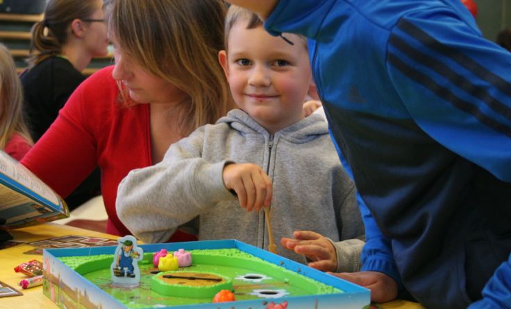 Ob groß, oder klein: Am Sonntag versammelten sich alle am Spieletisch. Foto: Gahleitner