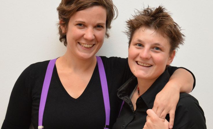 Nicki Leitenmüller (r.) und Katharina Brandstetter laden zu einem stimmungsvollen Advent-Konzert.