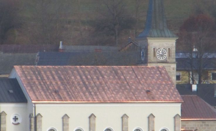 Die Dacherneuerung bei der Pfarrkirche Julbach ist abgeschlossen. Foto: Alfons Schenk 