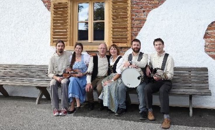 Die Familienband Leinöl spielt im Hörbicher Gemeindesaal.