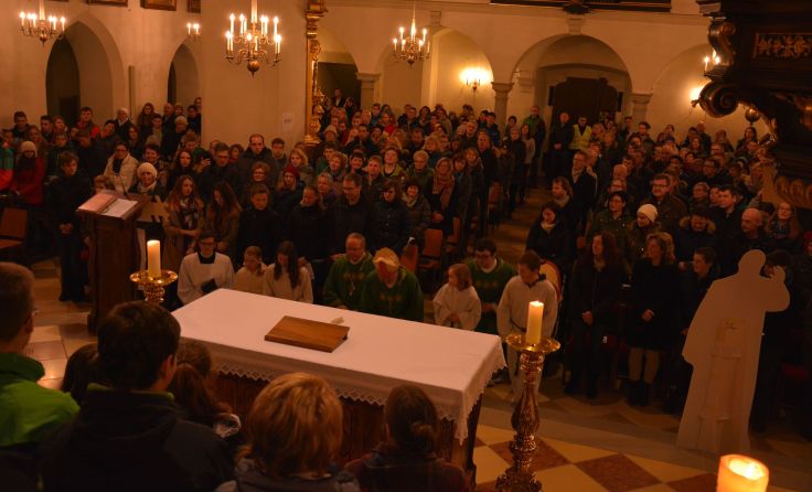 Die Stiftskirche war zur Faschingsjugendmesse bis auf den letzten Platz gefüllt. 