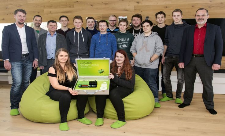 Loxone hat neue Übungsstände an Schüler der dritten Klasse Mechatronik übergeben. Foto: Loxone