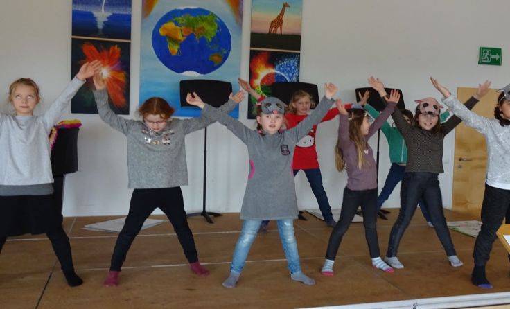 Für die bevorstehenden zwei Aufführungen sind die Kinder eifrig am Proben.