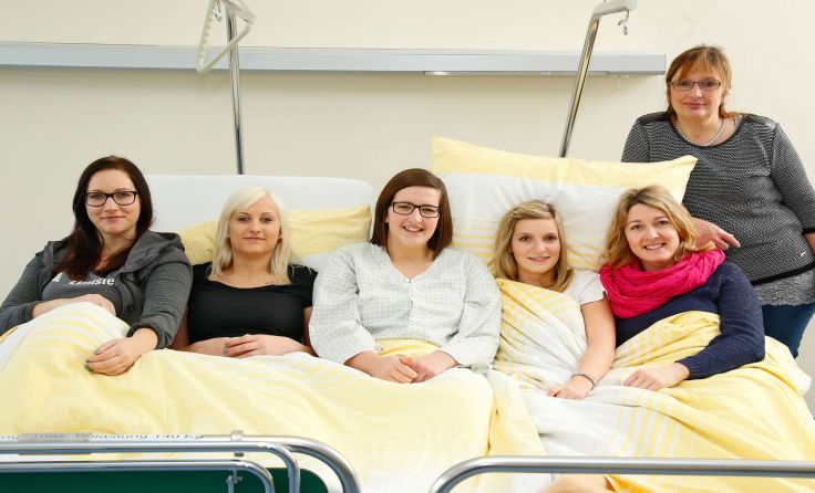 Krankenpflegeschülerinnen und Ausbilder informieren über die Neuerungen. Foto: gespag