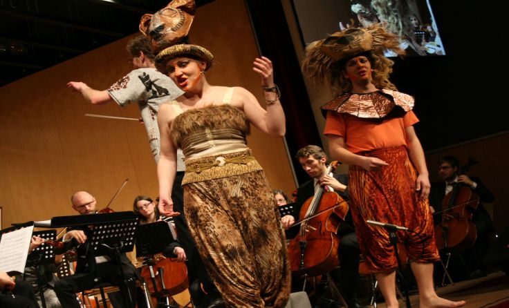 Auftritt von Nala und Simba aus "König der Löwen" in der Dorfner Halle. Foto: Gahleitner