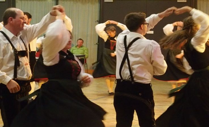Die Volkstanz- und Schuhplattlergruppe Rohrbach eröffnete den Bezirksbauernball. 