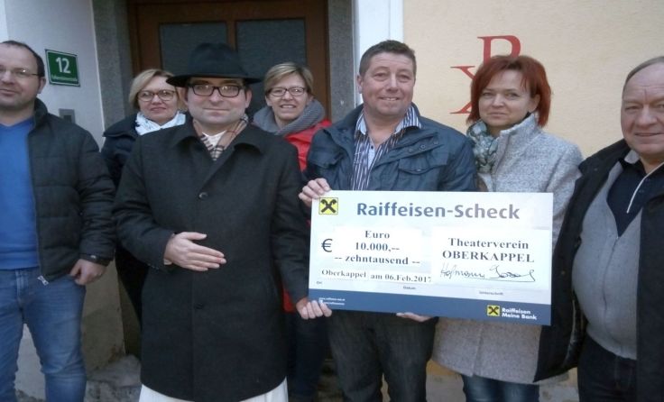 Pfarrer Maximilian konnte eine großzügige Spende für das anstehende Bauprojekt entgegennehmen. 