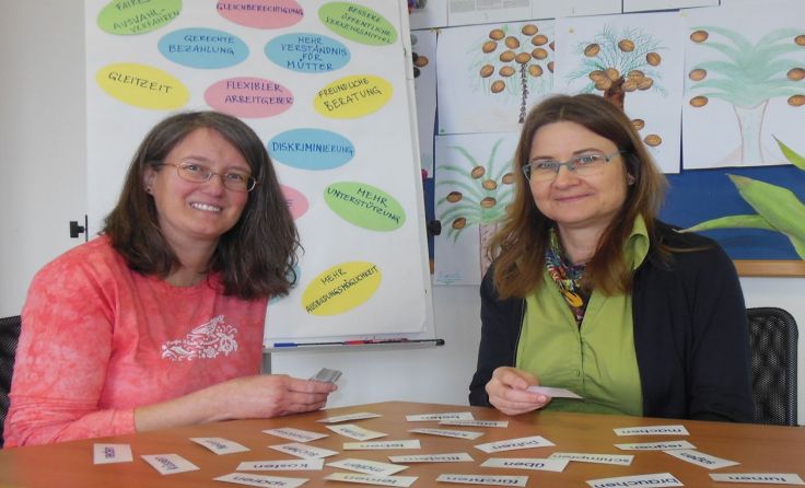 Karen S. (l.) hat sich von Andrea Stelzer vom Verein Alom gut beraten lassen. Foto: ALOM